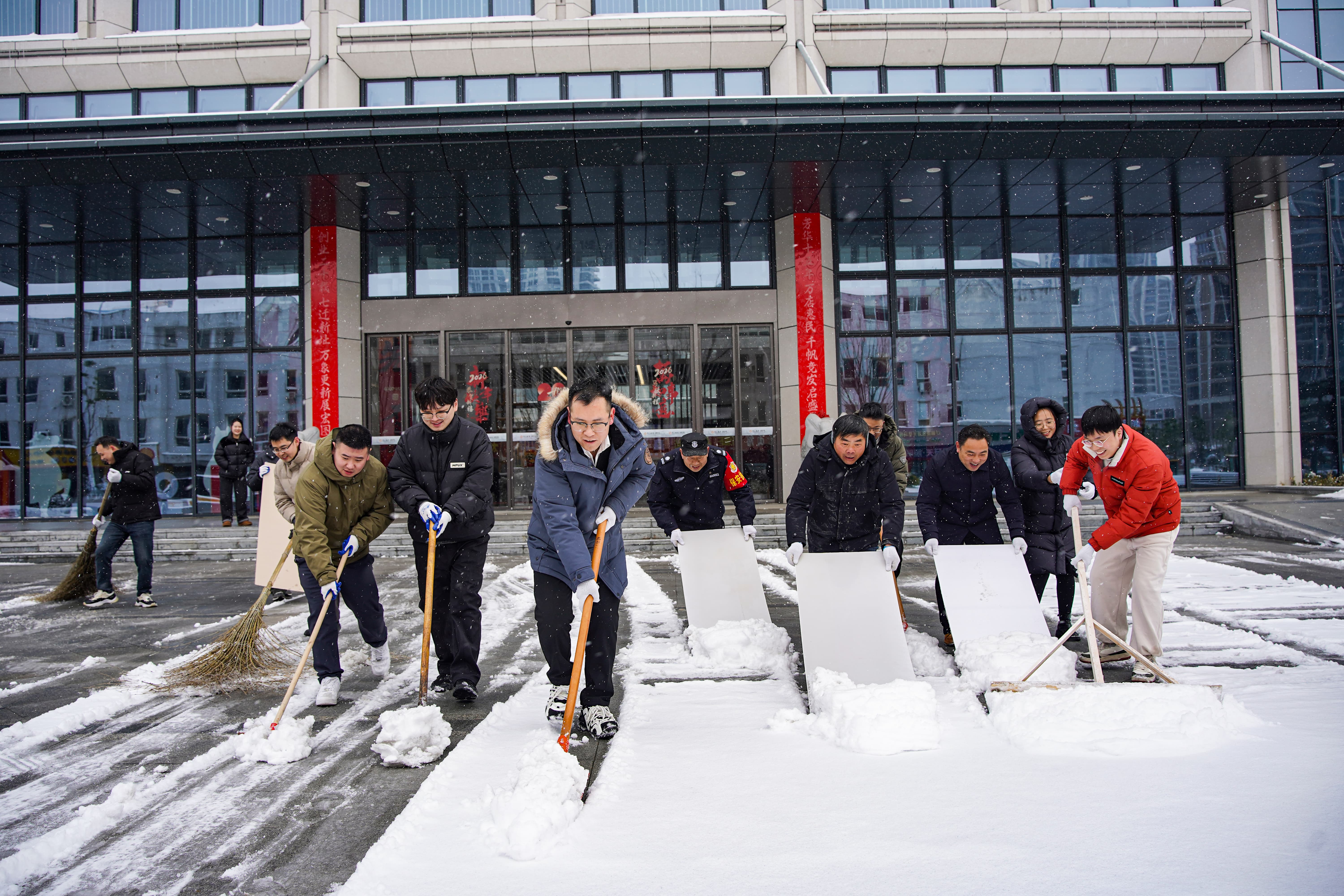 迎寒而上，行动照初心！402cc永利集团党员前锋发展园区除雪行动